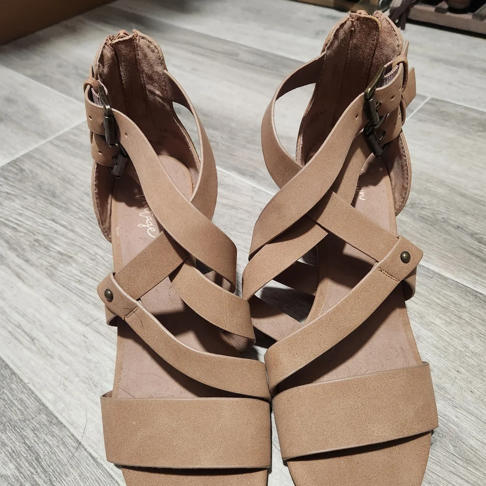 Crown Vintage Women's Beige Heels